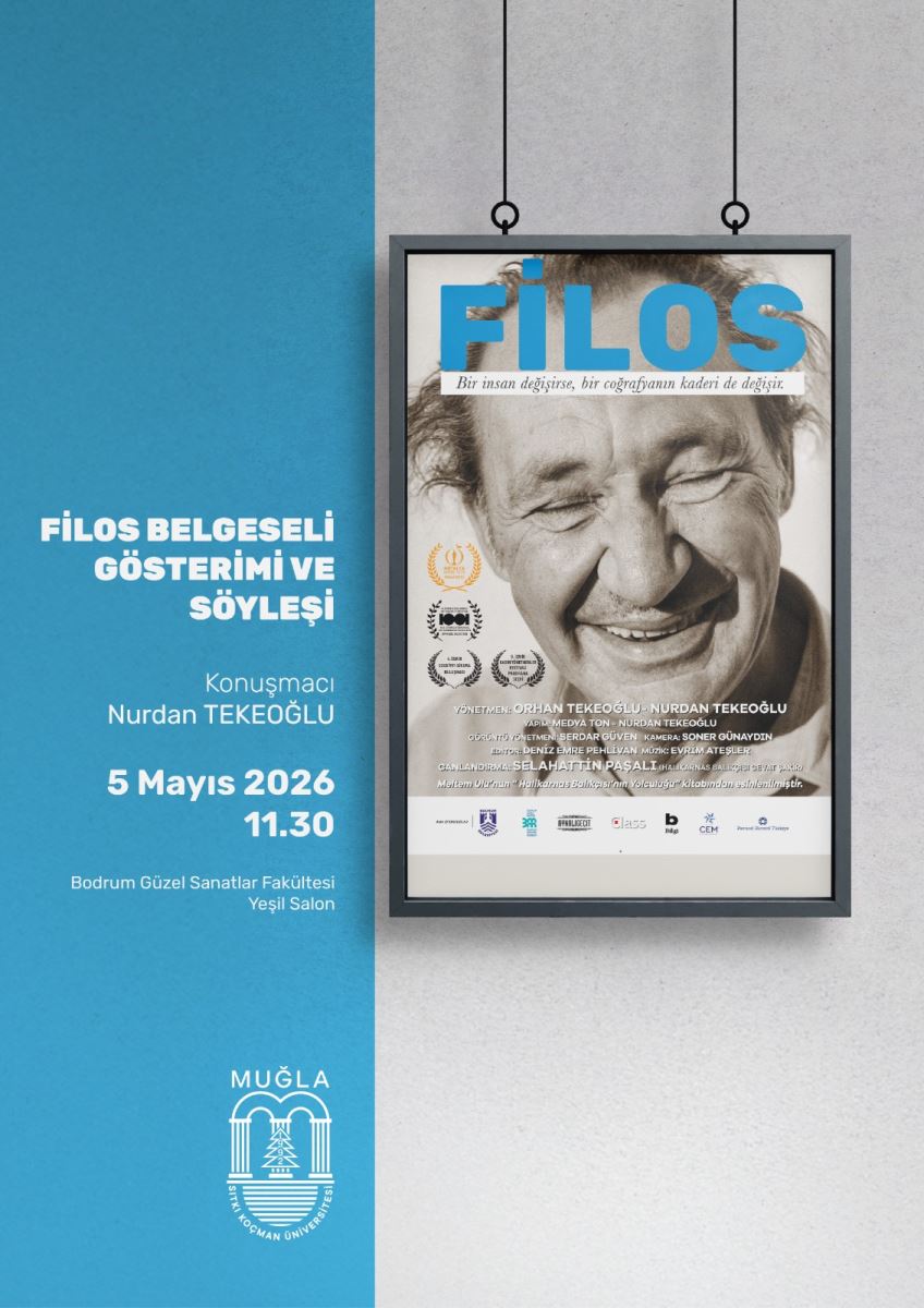 Genel Görünüm: Poster, sıvalı/kaba dokulu bir duvara ahşap bir çerçeveyle asılmış. Çerçeve ince, koyu renkli ve posteri çevreliyor.  Poster Tasarımı: Posterin üst kısmında, ortalı ve büyük puntoyla "FİLOS" yazıyor. Bunun hemen altında, daha küçük puntoyla "belgesel gösterimi & söyleşi" ifadesi yer alıyor.  Görsel Öğe: Metnin altında siyah-beyaz bir fotoğraf bulunuyor. Fotoğrafta sakallı, kısa saçlı, gülümseyen bir adam (Nurdan Tekeşoğlu) yer alıyor. Arka plan flu, dış mekân olduğu izlenimi veriyor.  Tarih ve Saat Bilgisi: Fotoğrafın altında, beyaz zemin üzerine renkli bir bilgi bandı var: 6 Mayıs 2026, Saat: 15.00  Yer Bilgisi: Aynı bantta veya altında "Bodrum Güzel Sanatlar Fakültesi Yeşil Salon" yazıyor.  Alt Kısım: Posterin en altında, Muğla Sıtkı Koçman Üniversitesi'ne ait logosu (iç içe geçmiş M-S-K-Ü harfleri ve altında kurumsal yazıyla üniversite adı) ve yanında "Kariyer Planlama Uygulama ve Araştırma Merkezi" ibaresi bulunuyor. Bu merkezin logosu da (KPAM) yanında yer alıyor.  Renk ve Düzen: Poster genel olarak sade ve okunaklı bir tasarıma sahip. Beyaz zemin üzerine siyah metinler, fotoğraf siyah-beyaz, tarih/saat bilgisi ise vurgulanmak için farklı bir renkte (kırmızı veya benzeri bir renk) işlenmiş.